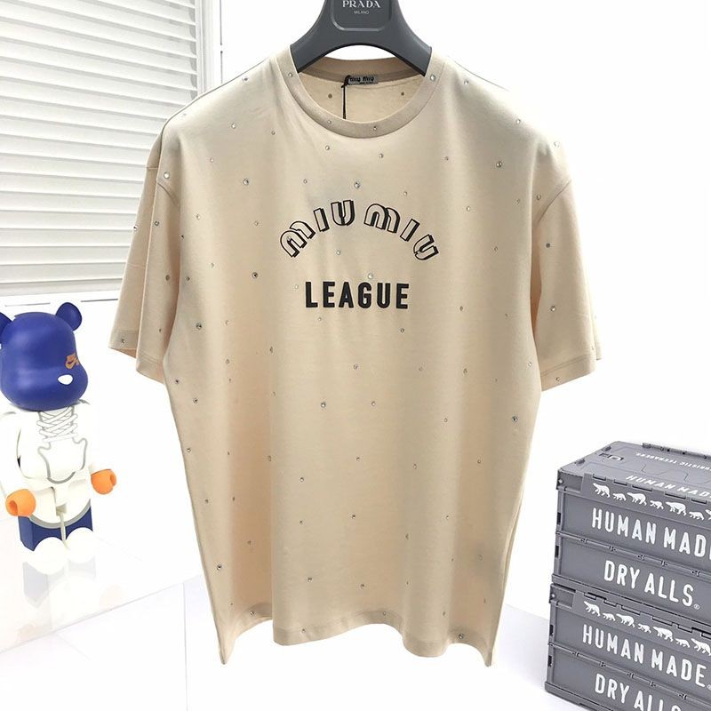 春夏新作ミュウミュウ Leagueロゴ入りのアイコニックなTシャツ コピー mye90148