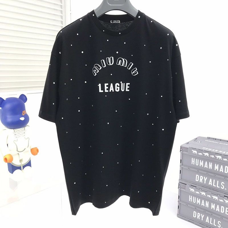 定番ミュウミュウ スーパーコピー Leagueロゴ入りのアイコニックなTシャツ myl95744