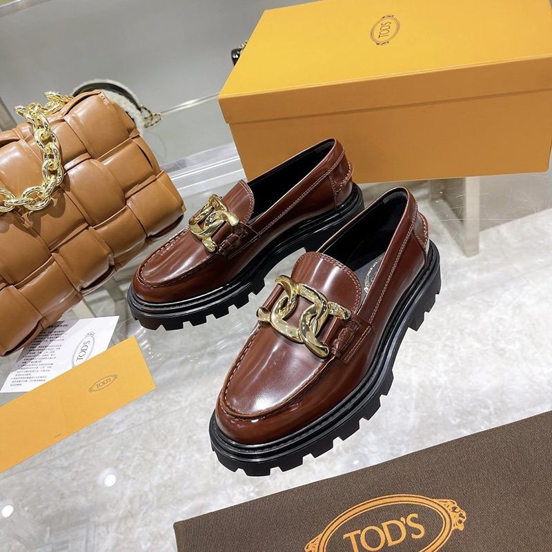 大人気！TODS 偽物 レディース ローファー レザー ロゴ入りメタル toh92885