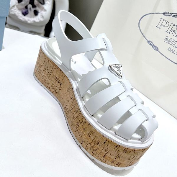 大人気!プラダ Rubber wedge platform sandals ウェッジサンダル 偽物 pub83961